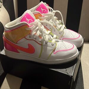 Kids Nike air jordan 1 mid edge glow gs in size 5 (kids)